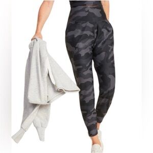 Old Navy Women's Camo Joggers in Black and Gray